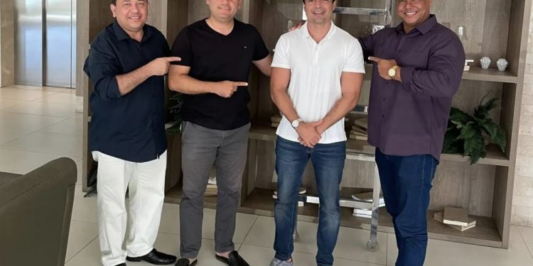 Bruno Roberto anuncia nome de Isaac Venerando, filho do pastor José Carlos de Lima, como 2º suplente ao Senado