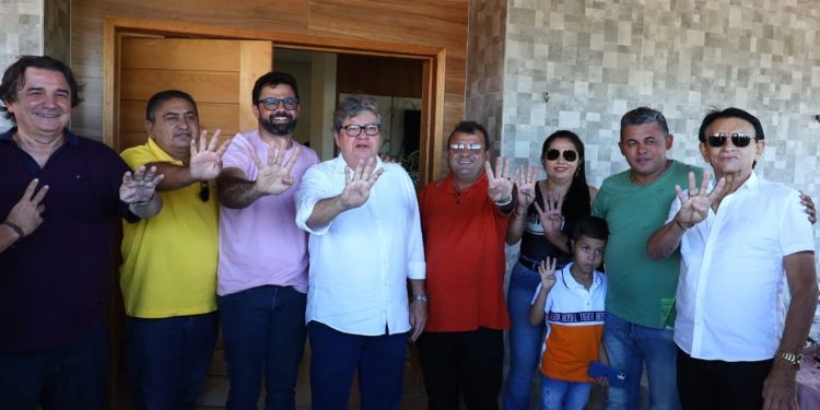 No Sertão, prefeitos recepcionam João Azevêdo e reforçam apoio a sua reeleição