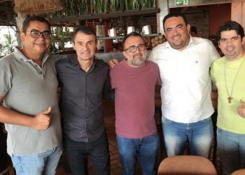 Vereador Ronaldo Alvarenga vai na contramão da prefeita Talita Lopes e declara apoio a Romero Rodrigues à Câmara Federal