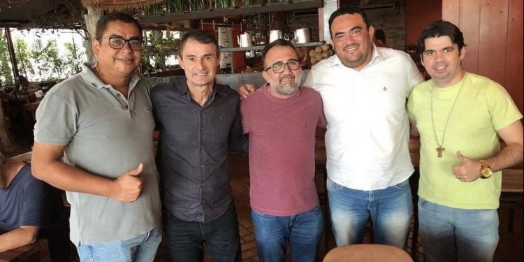 Vereador Ronaldo Alvarenga vai na contramão da prefeita Talita Lopes e declara apoio a Romero Rodrigues à Câmara Federal