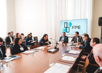 Efraim se reúne com deputados para discutir PL que institui “Nota Fiscal Brasil Eletrônica”