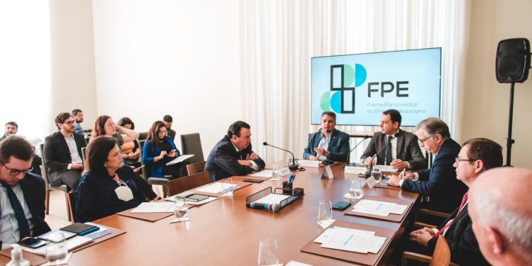 Efraim se reúne com deputados para discutir PL que institui “Nota Fiscal Brasil Eletrônica”