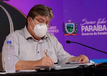 João Azevêdo realiza entrega de 10 mil notebooks a professores da rede estadual