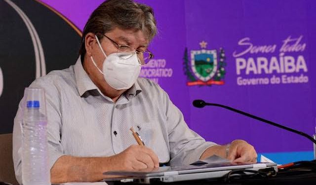 João Azevêdo realiza entrega de 10 mil notebooks a professores da rede estadual