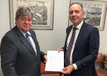 João Azevêdo formaliza convite para Aguinaldo disputar vaga ao Senado em sua chapa