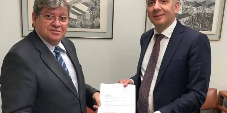 João Azevêdo formaliza convite para Aguinaldo disputar vaga ao Senado em sua chapa