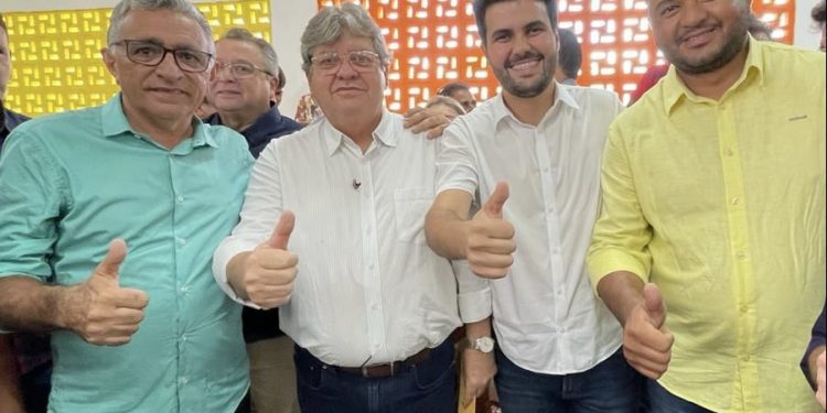 Prefeito do PTB ignora presidente estadual e anuncia apoio à reeleição de João Azevêdo