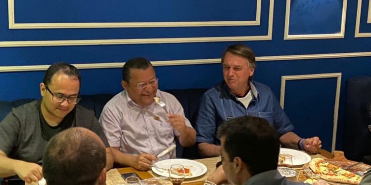 MPT instaura inquérito para investigar possível assédio a funcionário que provou pizzas comidas por Bolsonaro em JP