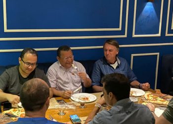 Bolsonaro vai à pizzaria com aliados e reúne centenas de eleitores na saída, em João Pessoa