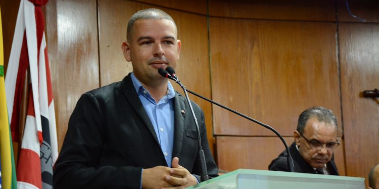 Em João Pessoa, pré-candidato a deputado estadual, Ruan Martins cobra mais ônibus rodando durante a noite