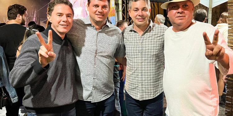 Aliado de João Azevêdo, Taciano Diniz posa para fotos ao lado de Veneziano em Cabedelo