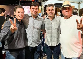 Aliado de João Azevêdo, Taciano Diniz posa para fotos ao lado de Veneziano em Cabedelo