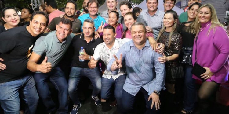 Aliado de João Azevêdo, Taciano Diniz posa para fotos ao lado de Veneziano em Cabedelo