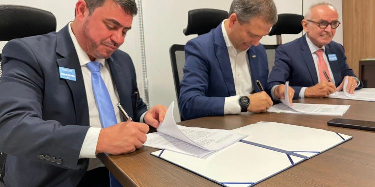 Dinho e Cícero assinam contrato de empréstimo para construção da nova sede da CMJP