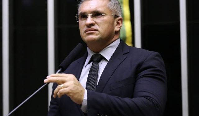 Julian Lemos cobra defesa à ação policial em situação de confronto: “Não é possível que se mate policiais e ninguém sinta nada”