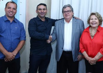 Prefeito do Republicanos também anuncia apoio à reeleição de João Azevêdo