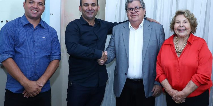 Prefeito do Republicanos também anuncia apoio à reeleição de João Azevêdo