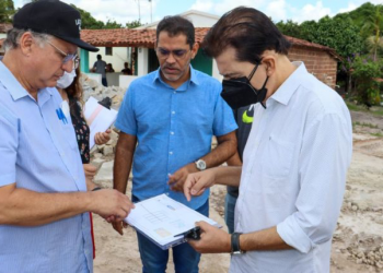 Manoel Jr inspeciona obras de pavimentação em comunidade rural de Pedras de Fogo