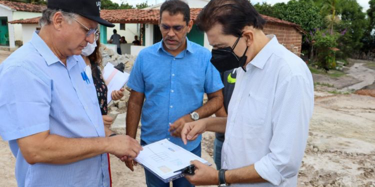 Manoel Jr inspeciona obras de pavimentação em comunidade rural de Pedras de Fogo