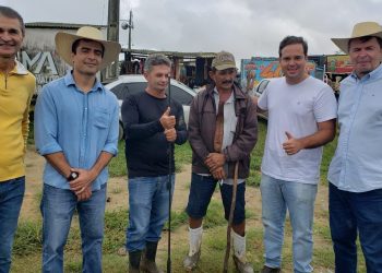 Ao lado de Romero e Moacir, Bruno Roberto visita Feira de Gado em Campina Grande