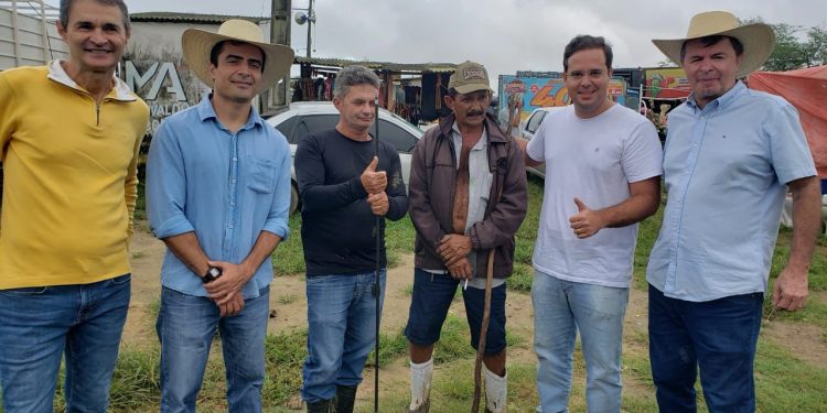 Ao lado de Romero e Moacir, Bruno Roberto visita Feira de Gado em Campina Grande