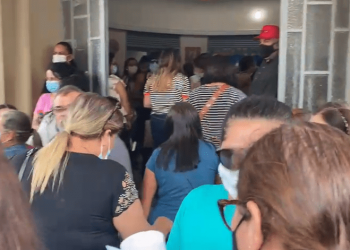 Em Campina Grande, servidores iniciam greve e ocupam sede da Prefeitura Municipal