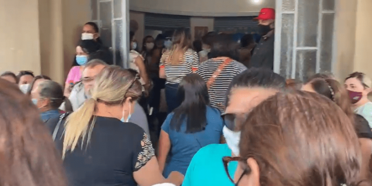 Em Campina Grande, servidores iniciam greve e ocupam sede da Prefeitura Municipal