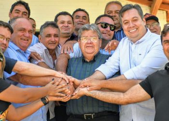 João Azevêdo conquista apoio dos nove prefeitos da região polarizada por Sousa
