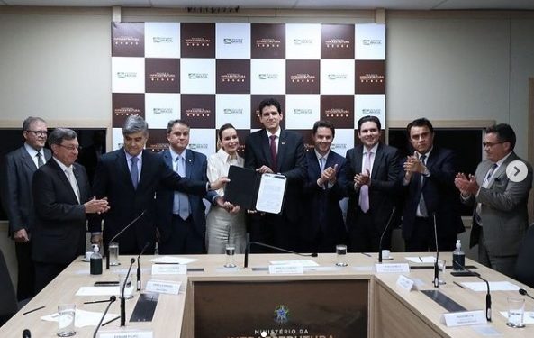 Ministro assina ordem de serviço para duplicação da BR-230