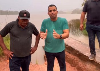 Após fortes chuvas na região, Pedrito visita açude Itanhaém e alerta sobre perigo de rompimento no sangradouro