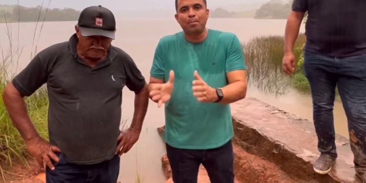 Após fortes chuvas na região, Pedrito visita açude Itanhaém e alerta sobre perigo de rompimento no sangradouro