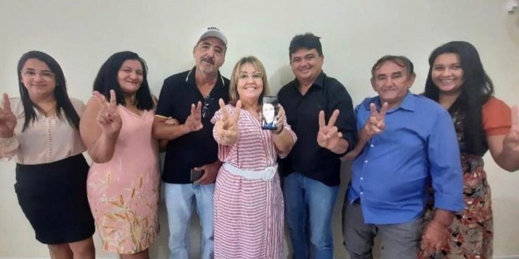 Prefeita de São José do Brejo do Cruz e todo o seu grupo político anunciam apoio a Efraim para o Senado