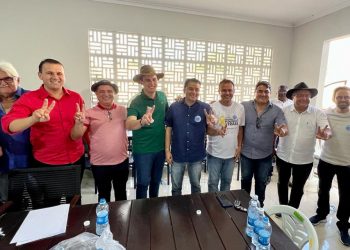 Efraim reúne sete prefeitos e consolida apoios na região de Sousa