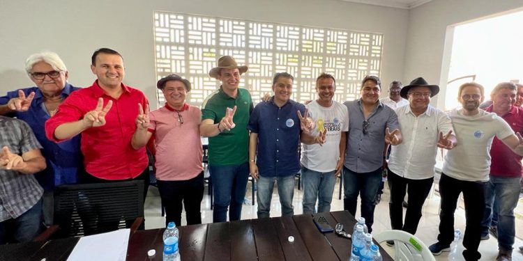 Efraim reúne sete prefeitos e consolida apoios na região de Sousa