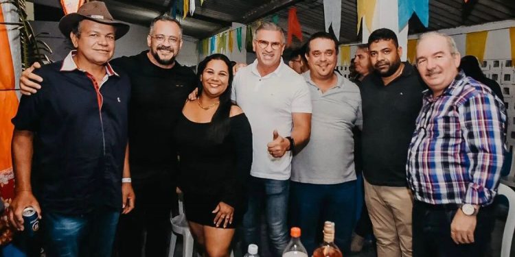 Ao lado do prefeito de Ingá, Julian Lemos prestigia evento e recebe apoio de lideranças locais