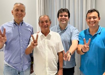 Aguinaldo fecha com o prefeito de Alhandra e o ex-prefeito de Sapé