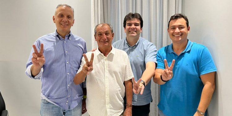 Aguinaldo fecha com o prefeito de Alhandra e o ex-prefeito de Sapé