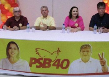 Aliado de Pedro, Ruy Carneiro participa de lançamento de pré-candidatura em mesa pró-João Azevêdo