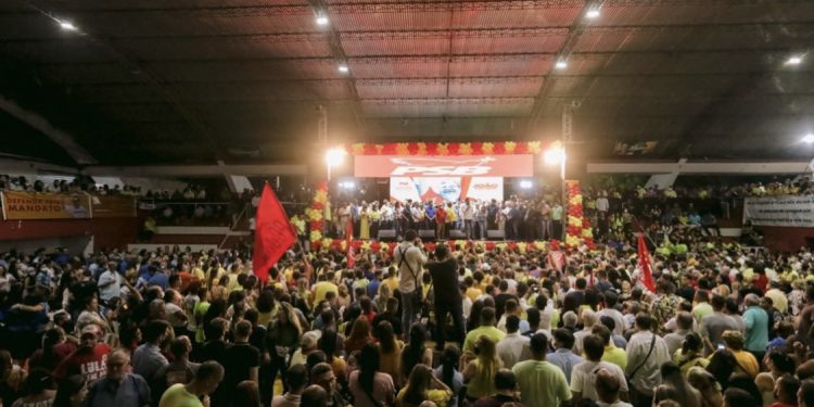 Plenária do PSB reúne representantes de 12 partidos e milhares de lideranças na Capital