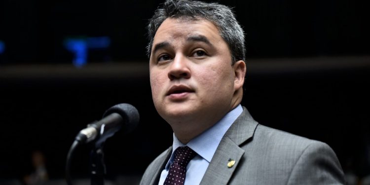 Efraim comemora aumento do Auxílio Brasil e do limite de crédito consignado: “Vai dar mais fôlego para milhares de famílias”