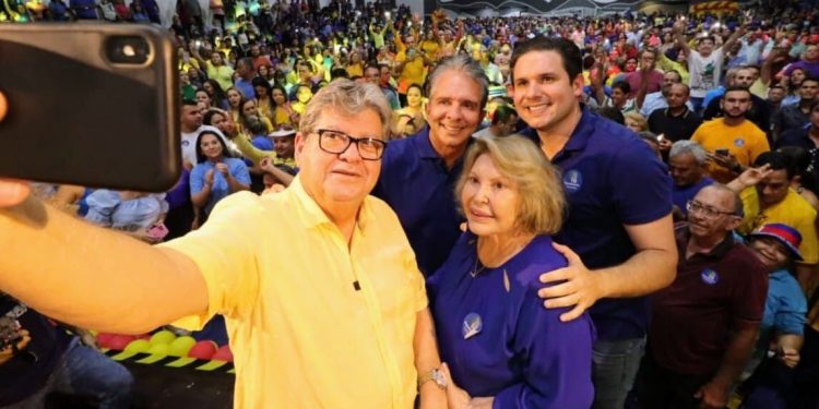 Em Patos, trinta prefeitos e dezenas de lideranças participam de plenária em apoio a João Azevêdo