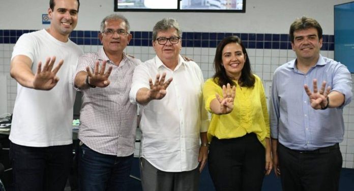 Mais três prefeitos da base de Eduardo Carneiro declaram apoio a João