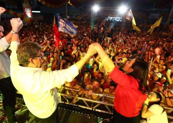 João Azevêdo tem candidatura à reeleição homologada diante de multidão