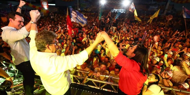 João Azevêdo tem candidatura à reeleição homologada diante de multidão