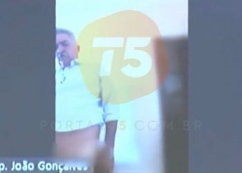 Deputado paraibano se descuida e aparece pelado durante sessão da ALPB