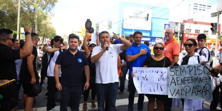 “Vamos derrubar essa decisão”, afirma Efraim sobre congelamento do piso da enfermagem