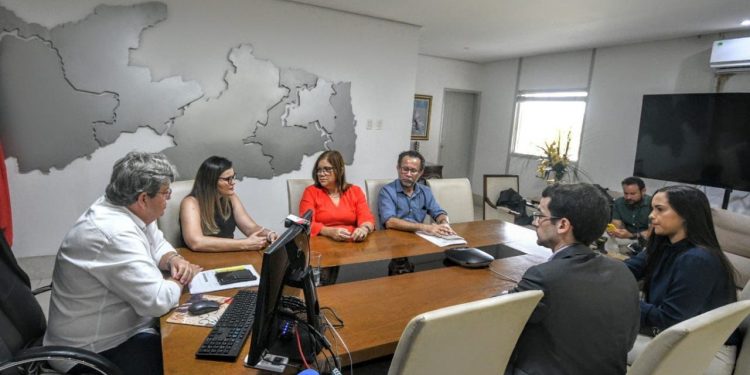 Governador se reúne com representantes da Enfermagem e garante pagamento do piso da categoria