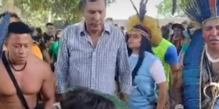 Vídeo de Ricardo Barbosa dançando em ritual indigena é motivo de piadas nas redes sociais