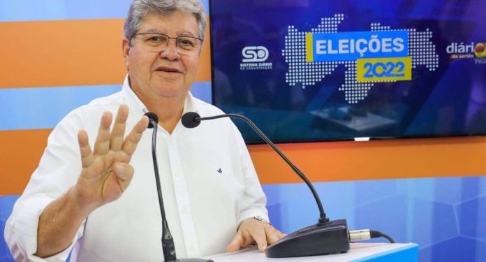 Em debate no Sertão, João ressalta investimentos de R$ 2,3 bilhões na região