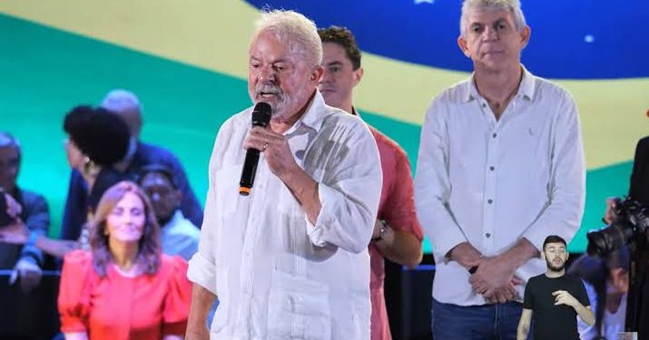 Lula doa dinheiro para PT e candidatos da legenda na Paraíba